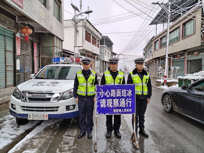 民警堅(jiān)守崗位，有條不紊地開(kāi)展路面隱患排查治理與執(zhí)法管控工作 (1.jpg