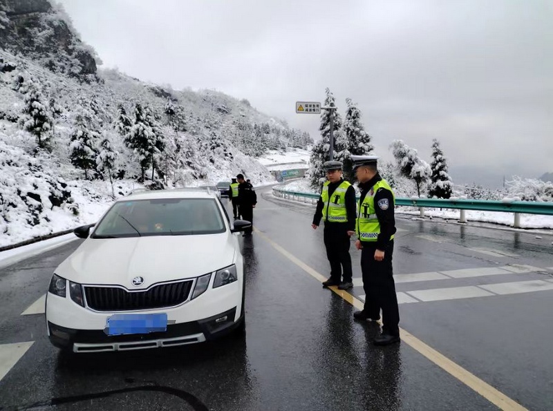 民警堅(jiān)守崗位，有條不紊地開(kāi)展路面隱患排查治理與執(zhí)法管控工作 (2).jpg