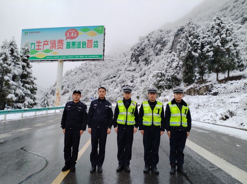 民警堅(jiān)守崗位，有條不紊地開(kāi)展路面隱患排查治理與執(zhí)法管控工作 (2.jpg