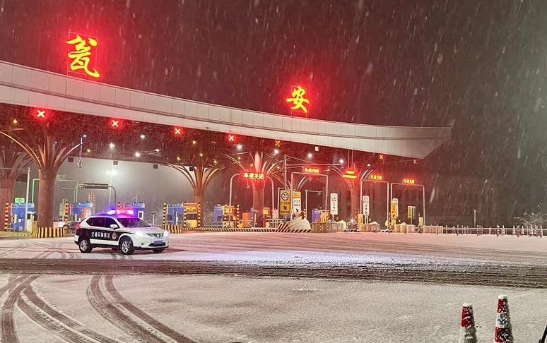 S30江黔高速（甕安段）雪夜凝凍 交通執(zhí)法人員全力保暢通