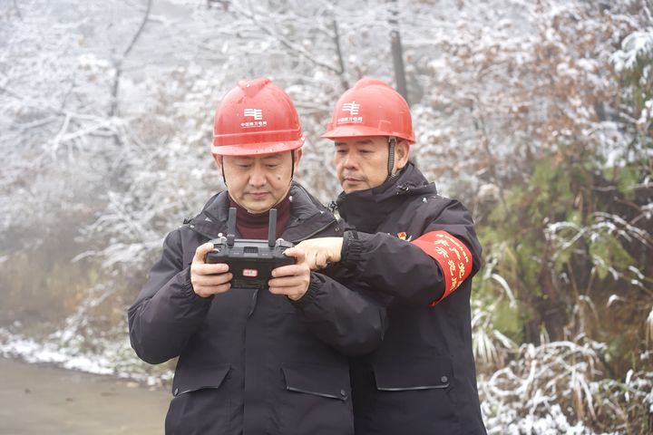 工作人員利用紅外線測溫對線路進行監(jiān)測 金莎 攝.jpg