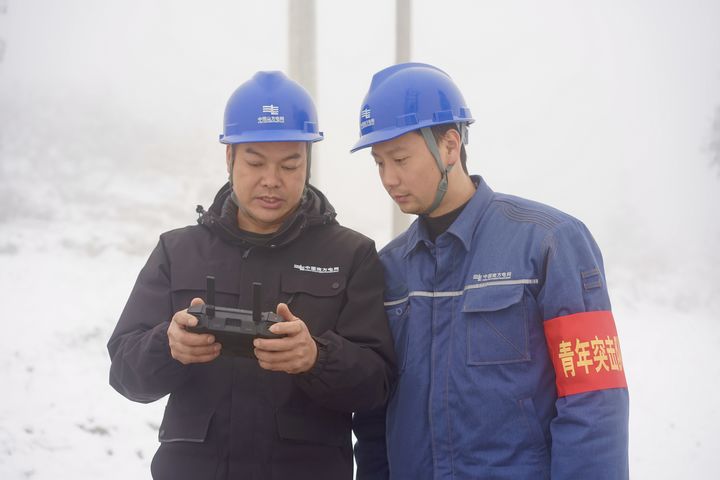 工作人員利用紅外線測溫對線路進行監(jiān)測 金莎 攝 (2).jpg