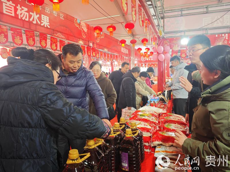 2、消費者購買年貨。人民網(wǎng) 黃小桃攝.jpg