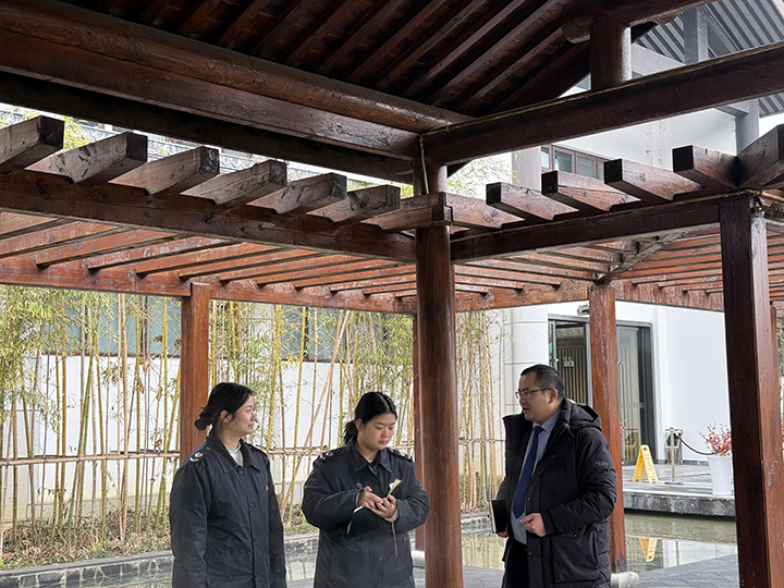 甕安稅務(wù)干部到溫泉酒店實(shí)地調(diào)研。