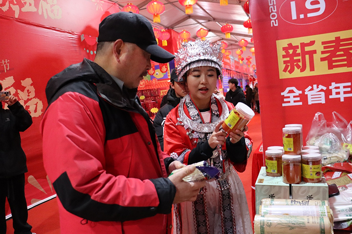 年貨節(jié)現(xiàn)場，市民正在購物。李宜桐攝