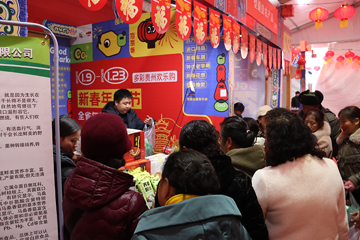 年貨節(jié)現(xiàn)場人氣滿滿。李宜桐攝