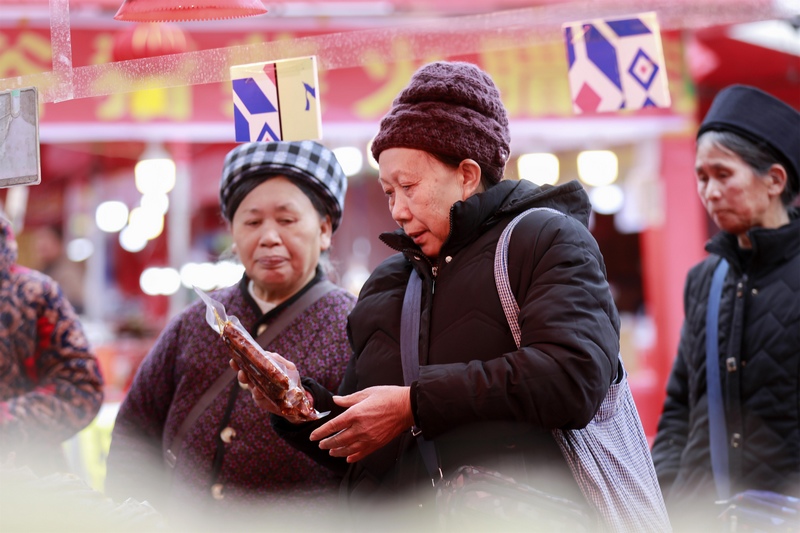 市民在羅甸縣明珠廣場(chǎng)年貨街選購(gòu)商品。（史傳鴻  攝） (19).jpg