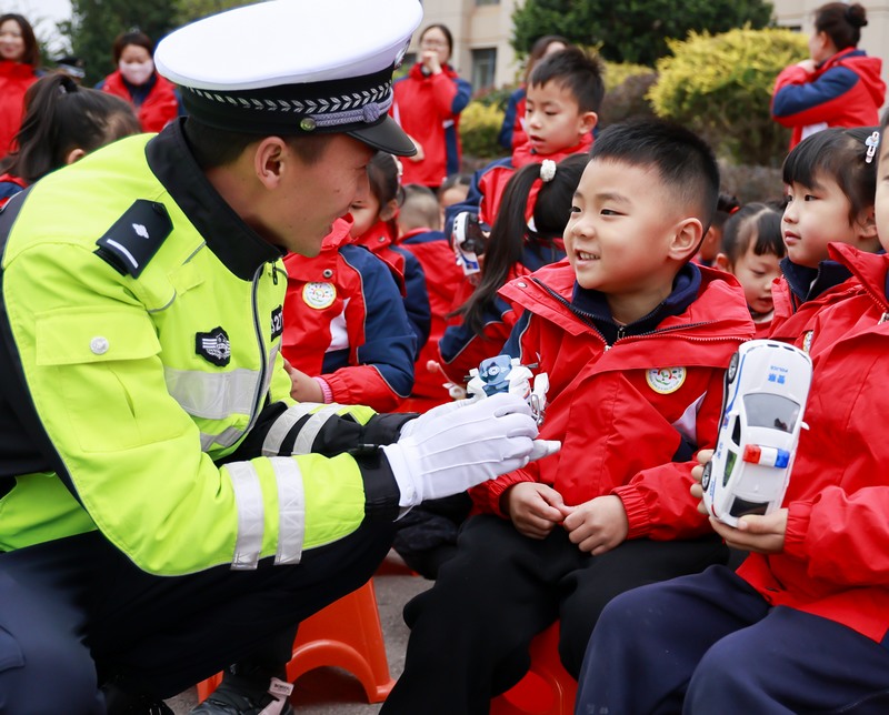 1月10日，貴州省黔南布依族苗族自治州羅甸縣公安局舉行警營開放日活動，民警給小朋友發(fā)放小禮物。