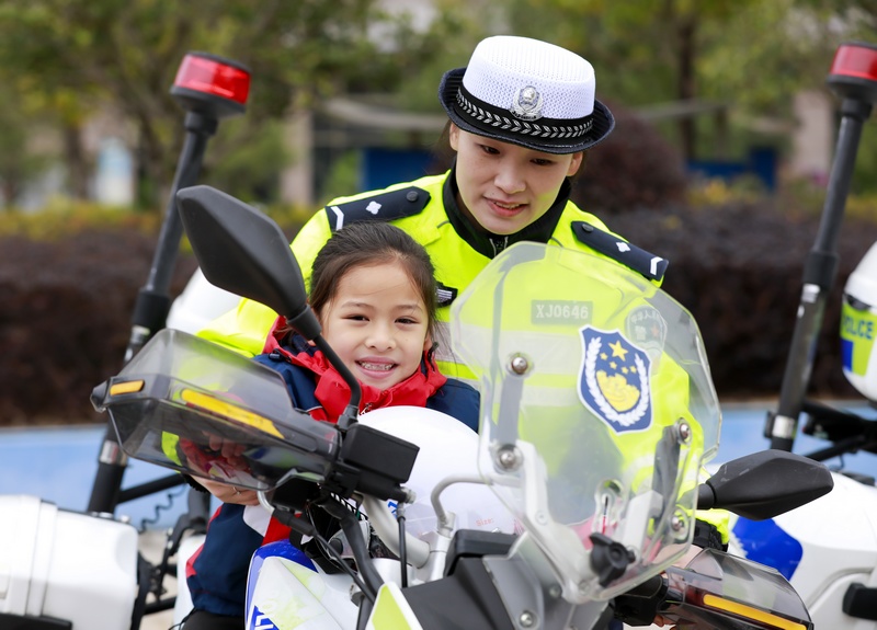 1月10日，貴州省黔南布依族苗族自治州羅甸縣公安局舉行警營(yíng)開放日活動(dòng)，民警指導(dǎo)小朋友體驗(yàn)警用摩托。