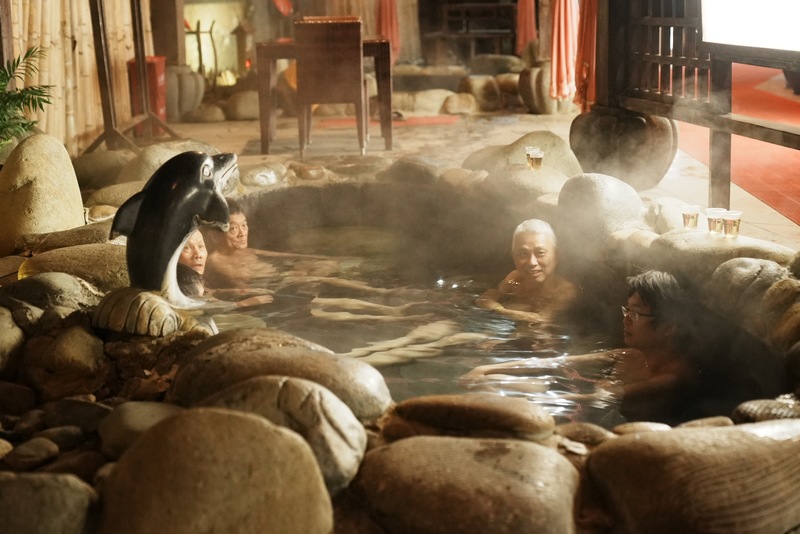正在泡溫泉的游客（孫磊 攝）.JPG
