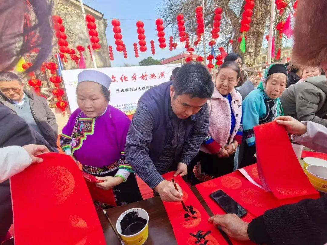 圖為寫春聯(lián)。