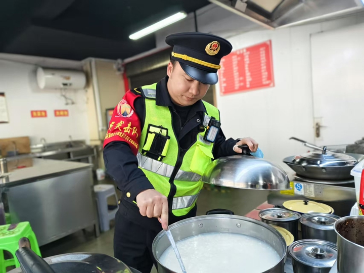 執(zhí)法人員親手熬制甜酒粑吧。