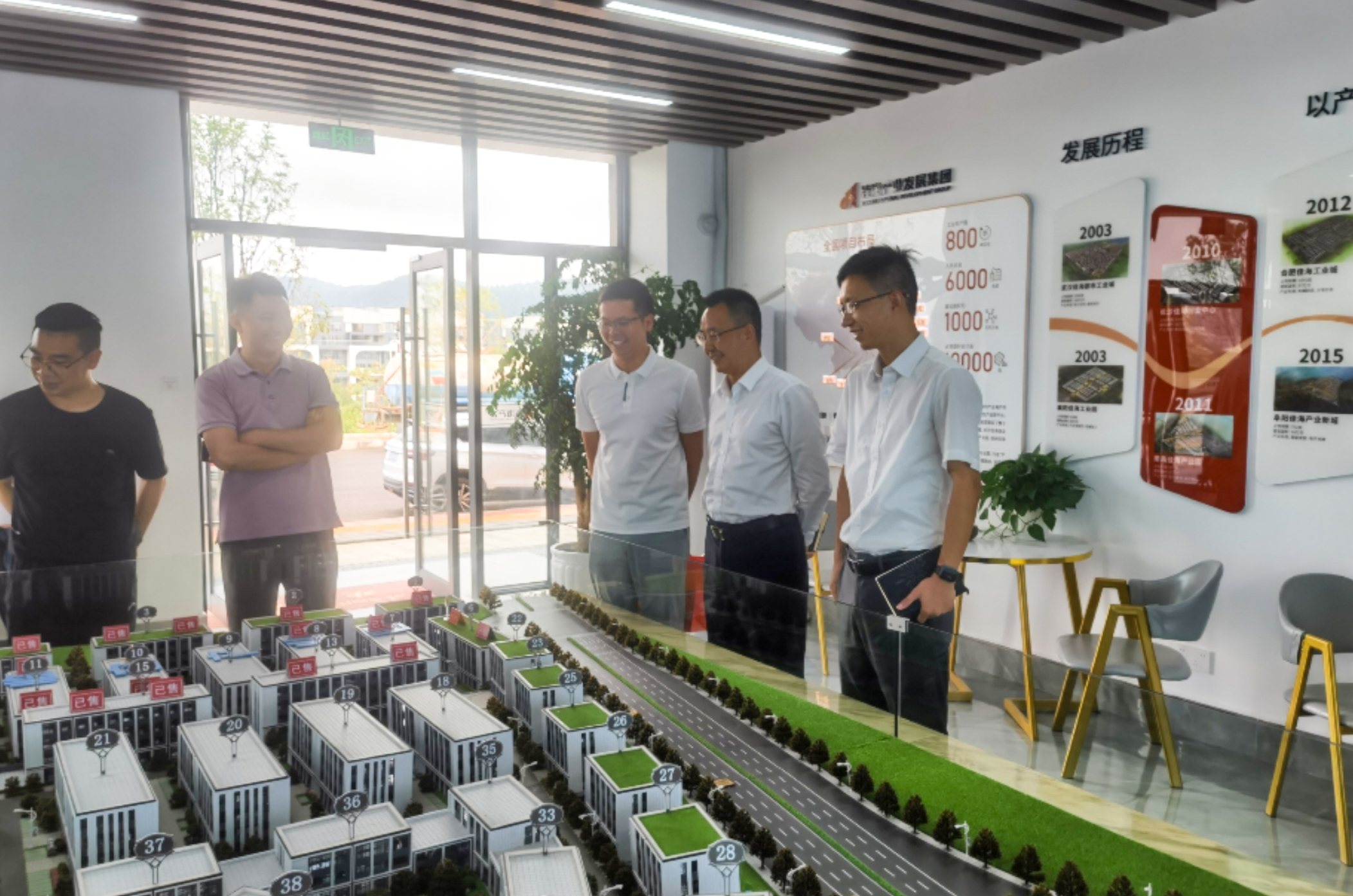 參觀小微企業(yè)園區(qū)。浙商銀行貴陽(yáng)分行供圖