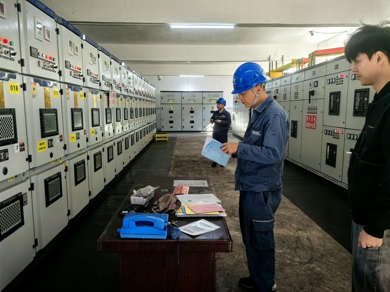 2、5月16日，都勻荔波供電局組織工作人員到荔波縣下寨煤礦開(kāi)展用電安全演練，檢查用電設(shè)備運(yùn)行狀況和巡視臺(tái)賬，保障煤礦企業(yè)安全可靠供電。趙雍攝.jpg