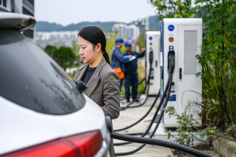 7、南方電網(wǎng)貴州凱里岑鞏供電局工作人員前往岑鞏縣溫泉社區(qū)電動(dòng)汽車(chē)充電站，對(duì)場(chǎng)內(nèi)的充電樁運(yùn)行情況進(jìn)行巡視檢查，確保充電樁用電安全可靠，保障社區(qū)居民綠色低碳出行。據(jù)了解，截至目前，貴州省黔東南苗族侗族自治州岑鞏縣充電樁已普及全縣11個(gè)鄉(xiāng)鎮(zhèn)和個(gè)居民小區(qū)。楊啟志攝.JPG