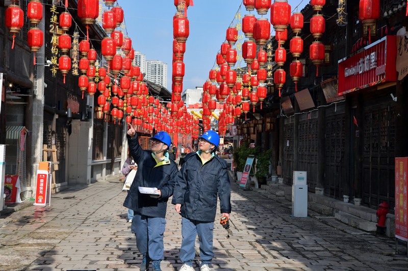 8、為保障安順古城歷史文化街區(qū)用電，南方電網(wǎng)貴州安順供電局城區(qū)分局建立聯(lián)動(dòng)服務(wù)機(jī)制，定期對(duì)古城線路設(shè)備進(jìn)行巡視維護(hù)。陳娟 攝.jpg