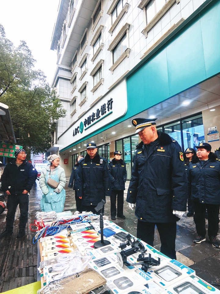 精細管理迎新春 城市秩序煥新顏。