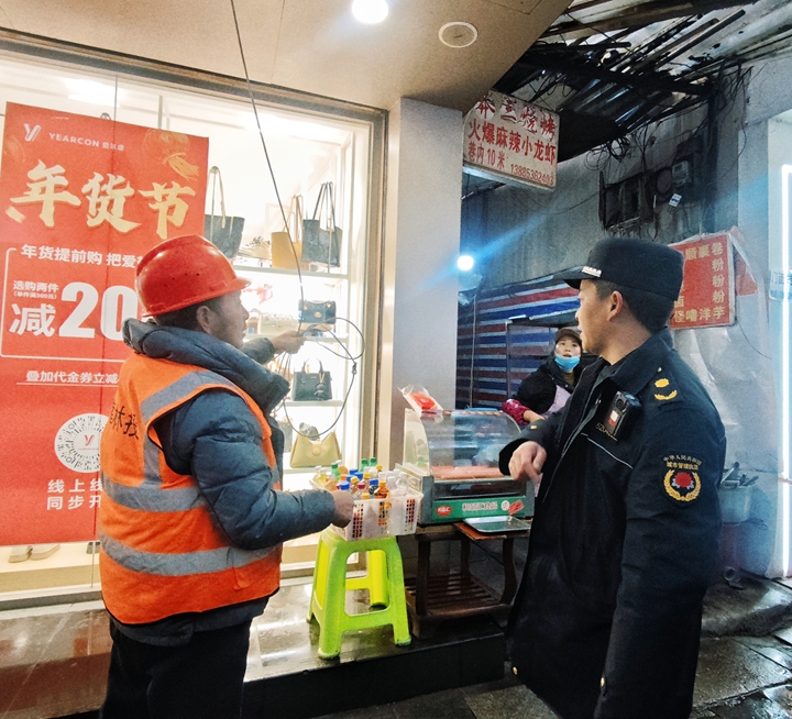 精細管理迎新春 城市秩序煥新顏。