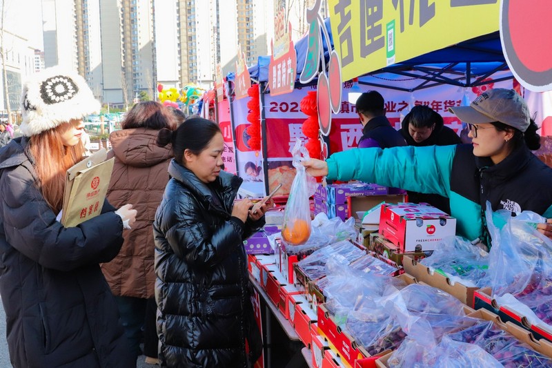 (1)顧客正在購(gòu)買年貨。陸勁松 攝 (1).jpg