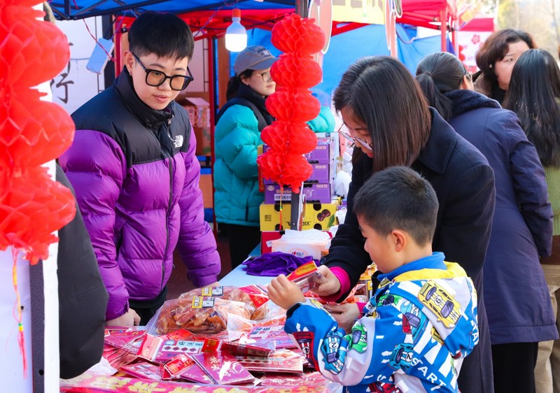 (3)顧客正在購買年貨。陸勁松 攝 (2).jpg