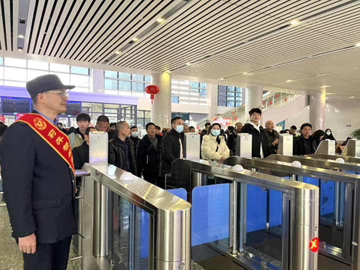 銅仁多部門多舉措為旅客保駕護(hù)航。