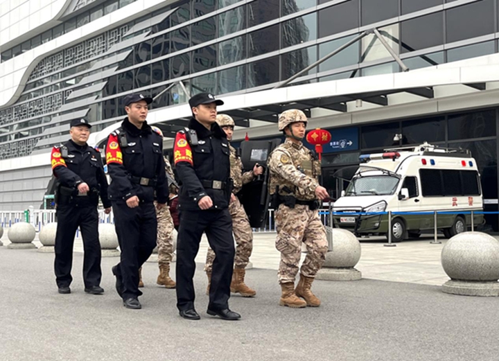銅仁多部門多舉措為旅客保駕護(hù)航。
