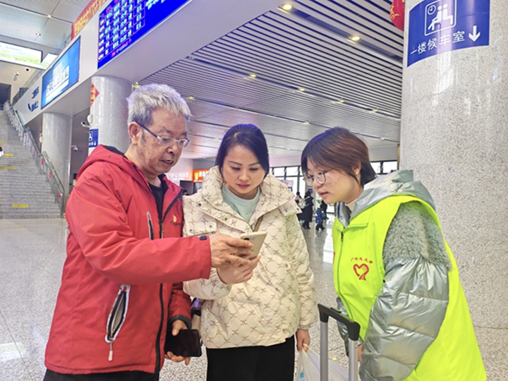 銅仁多部門多舉措為旅客保駕護(hù)航。