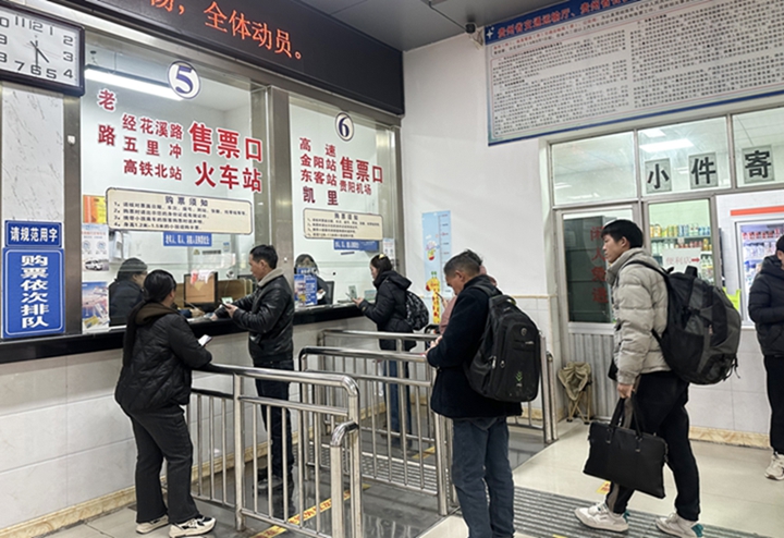乘客有序排隊購票。