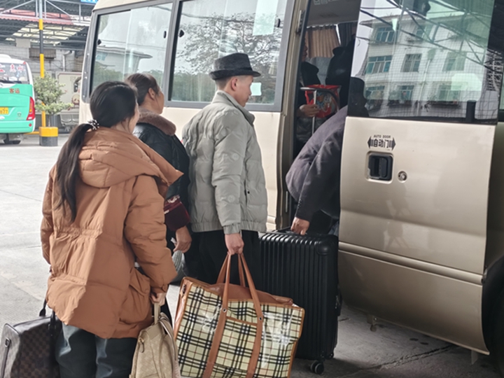 乘客有序排隊上車。