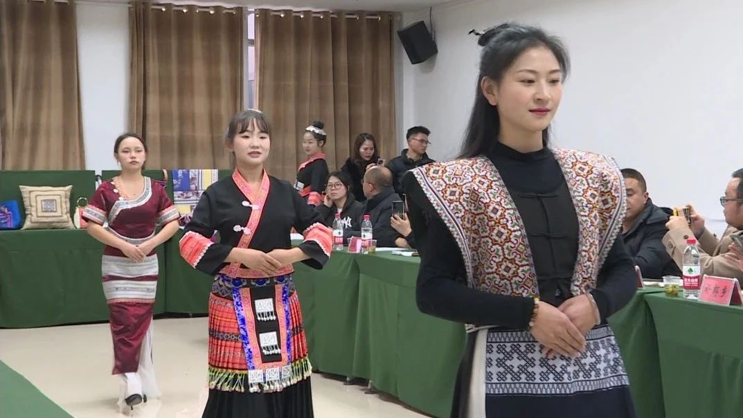 交流會現(xiàn)場展示民族服飾。