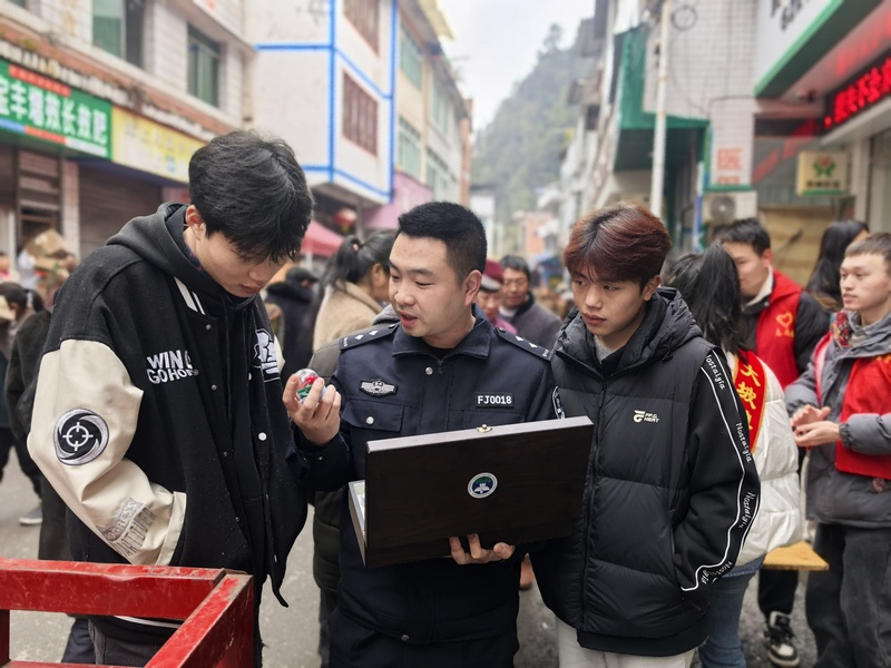 公安民警為群眾講述相關(guān)毒品形狀特征（習(xí)水縣融媒體中心供圖）.jpg