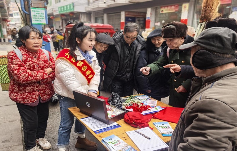 現(xiàn)場觀看警示教育片（習(xí)水縣融媒體中心供圖）.jpg