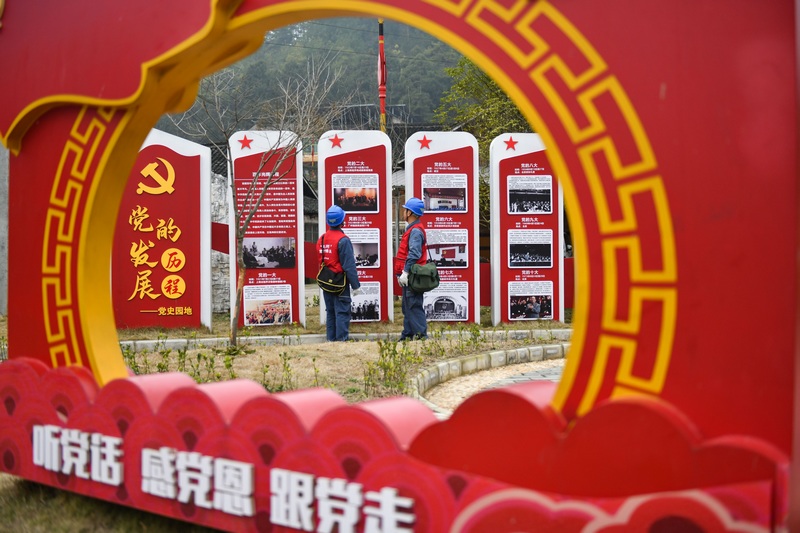 5、在貴州省黔東南苗族侗族自治州施秉縣白垛鄉(xiāng)白垛村，南方電網(wǎng)貴州凱里施秉供電局員工余德林（左）了解紅色美麗村莊建設情況。龍曉東 攝.jpg