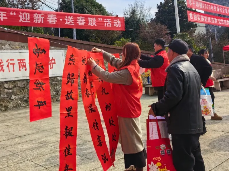 挑選心儀的春聯(lián)01（何敏攝）.jpg