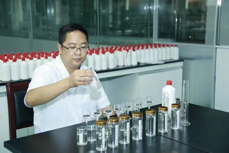 3、“黔酒工匠”胡永才。.jpg