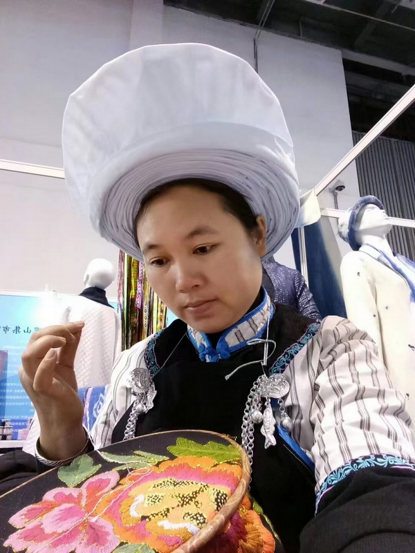 2、“黔繡工匠”王鳳。.jpg