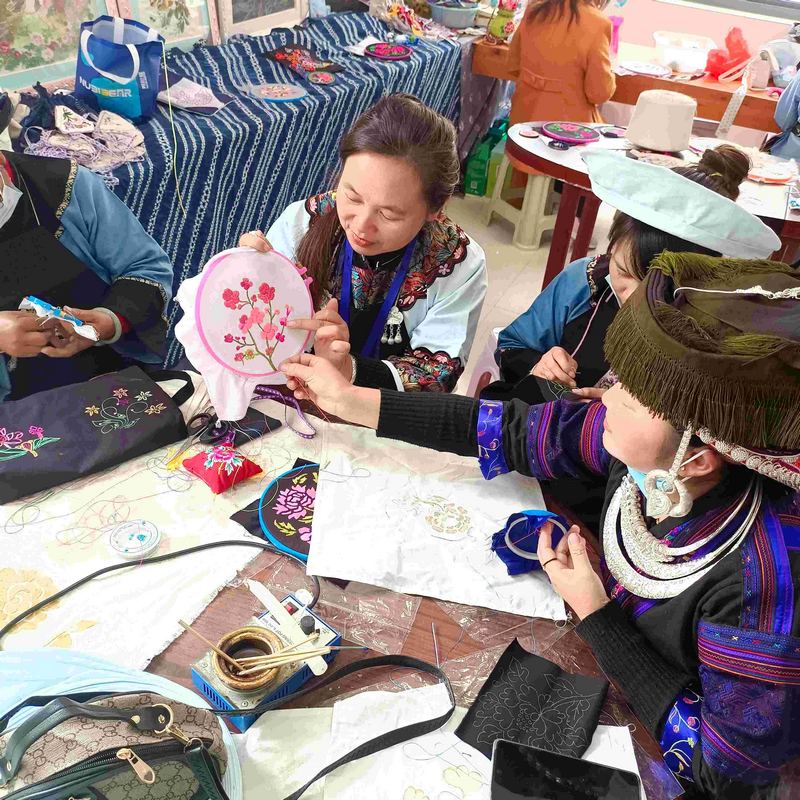 4、民族刺繡培訓(xùn)。.jpg