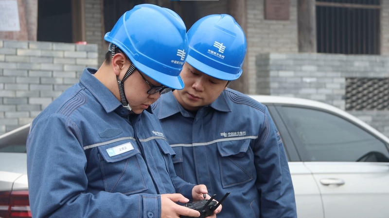 使用無人機(jī)檢查線路.jpg