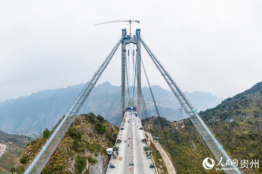 航拍建設(shè)中的花江峽谷大橋。人民網(wǎng)記者 涂敏攝
