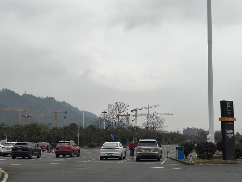 停在金沙服務區(qū)休息的車輛。蔡昀攝