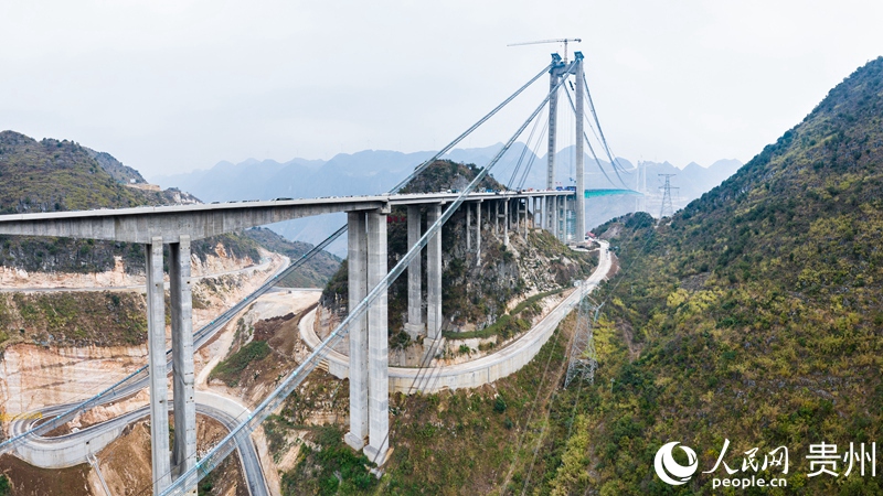 航拍建設(shè)中的花江峽谷大橋。人民網(wǎng)記者 涂敏 攝（1）