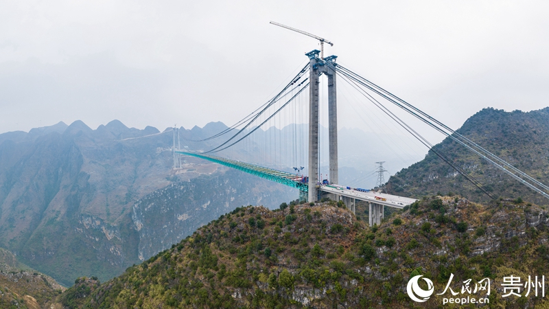 航拍建設(shè)中的花江峽谷大橋。人民網(wǎng)記者 涂敏 攝（2）