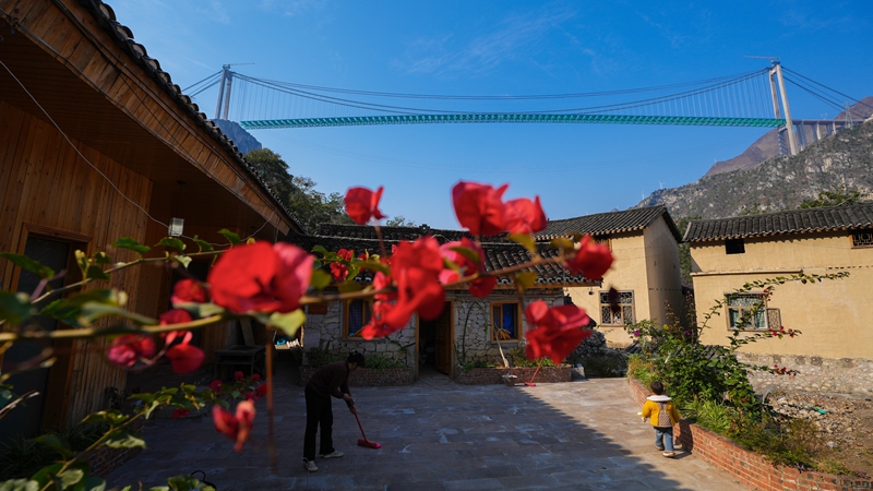 建設(shè)中的花江峽谷大橋。（貴州交投集團(tuán)供圖）4