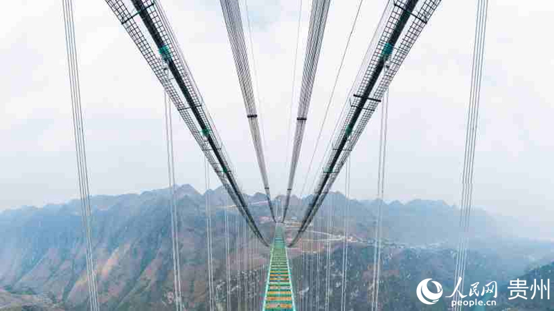 航拍建設(shè)中的花江峽谷大橋。人民網(wǎng)記者 涂敏 攝（3）