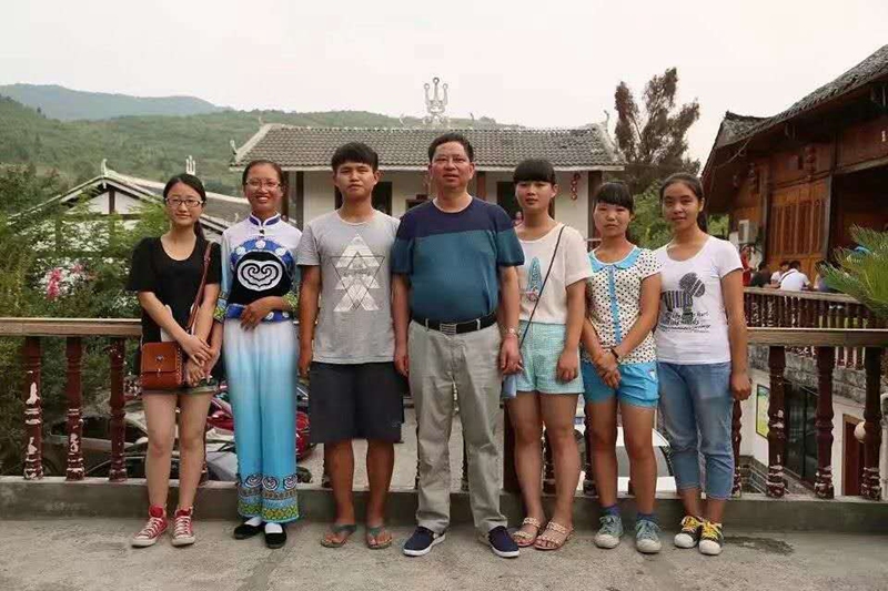 3、“代爸爸”和孩子們合影。