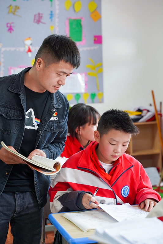 顧亞老師在海嘎小學(xué)上課。受訪者供圖