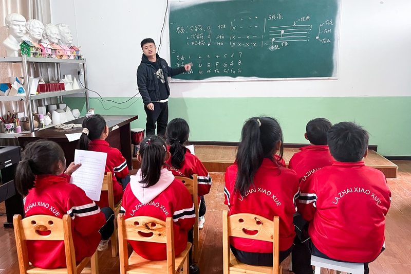 顧亞老師在給同學(xué)們上樂理課。受訪者供圖
