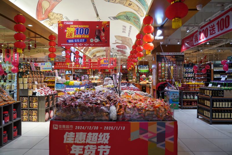 清鎮(zhèn)佳惠超市開(kāi)展促銷活動(dòng)。郭露  攝.jpg