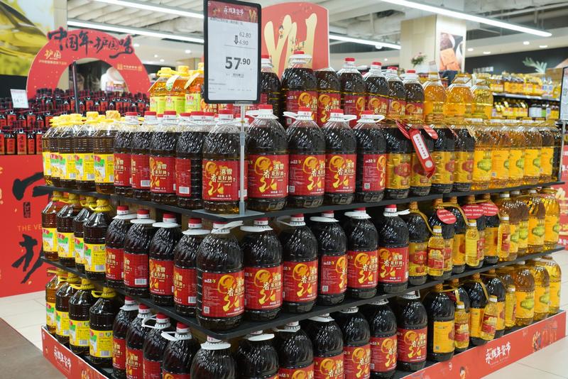 清鎮(zhèn)佳惠超市內(nèi)儲備了充足的糧油。郭露 攝.jpg