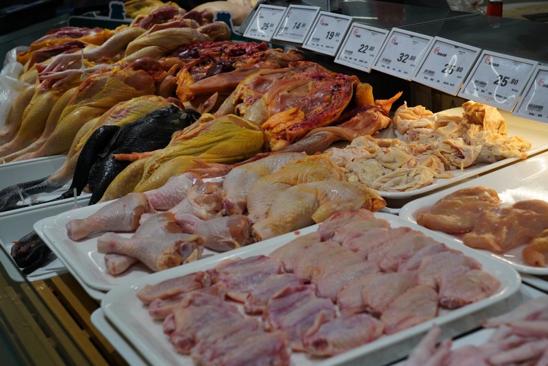 永輝超市吾悅廣場店內(nèi)新鮮的肉類。郭露 攝.jpg